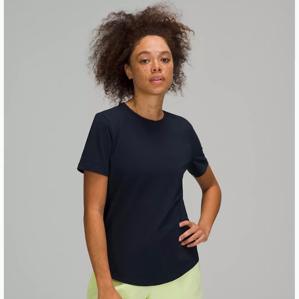 Lululemon Love Curved-Hem Crewneck T-Shirt. size: 2/4, color: navy